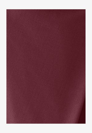 Tissu bordeaux lisse avec une texture subtile et un léger éclat, présentant de douces plis et ombres.