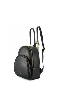 Czarny skórzany plecak z dwoma przegrodami zapinanymi na suwak, o zaokrąglonym kształcie, teksturowanym wykończeniu i złotych akcentach metalowych. Regulowane paski.