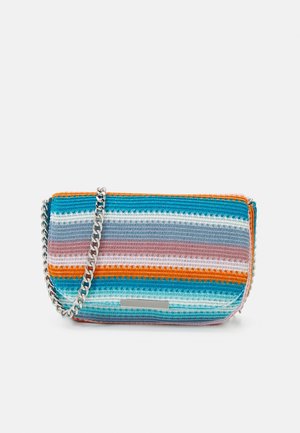 Kolorowa paskowana kopertówka wykonana na szydełku, z srebrnym łańcuszkowym paskiem i prostokątną metalową tabliczką z logo z przodu.