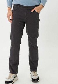 Donkergrijze katoenen broek met een rechte pasvorm, voorzien van vijf zakken, een knoopsluiting en subtiele stikdetails. Draag ze met lichte sneakers.