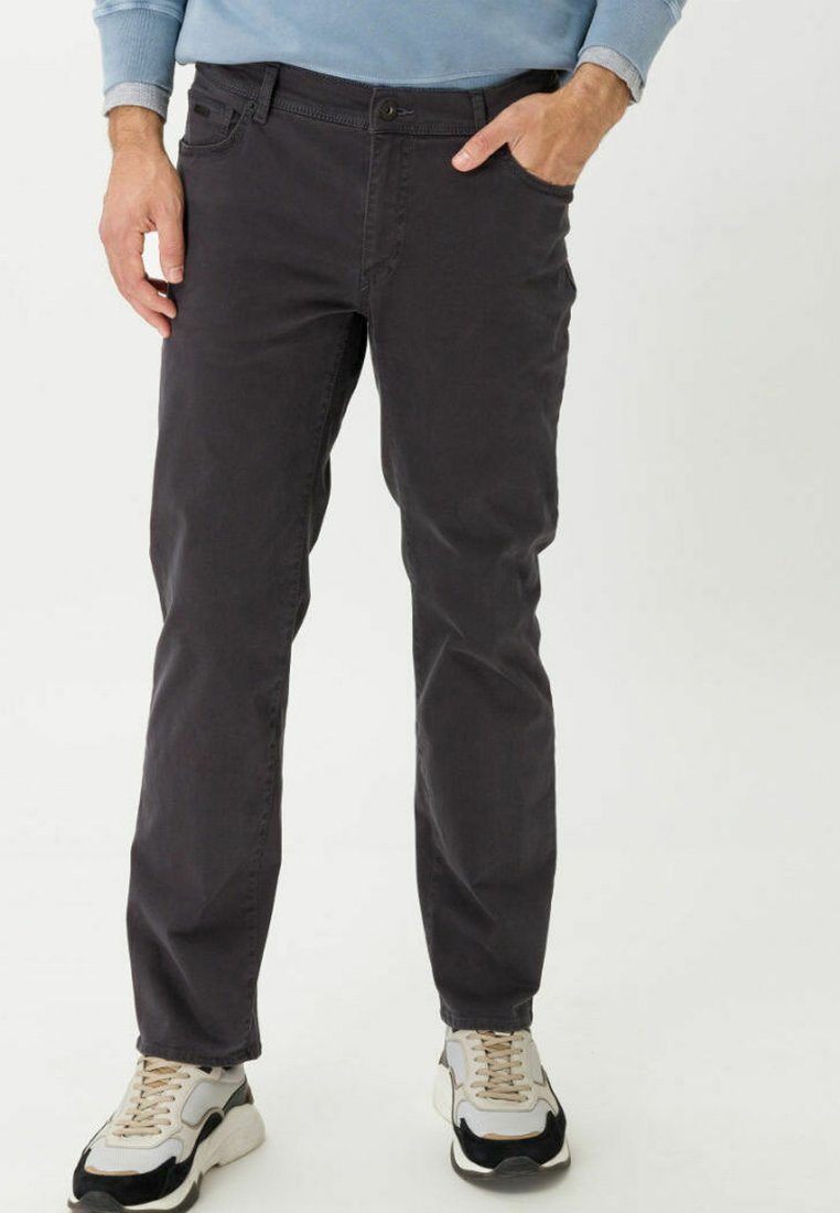 Donkergrijze katoenen broek met een rechte pasvorm, voorzien van vijf zakken, een knoopsluiting en subtiele stikdetails. Draag ze met lichte sneakers.