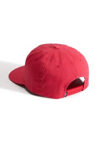 Gorra de béisbol de algodón rojo con visera curva, cierre ajustable de presión y agujeros de ventilación, que muestra un color sólido y una tela texturizada.