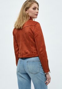 Desires DETABARAK - Veste en similicuir - burnt red