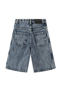 Jeanshorts med en falmet blå vask, fem-lomme design, synlige sømdetaljer og rett benkutt. Bak har de to lappelommer.