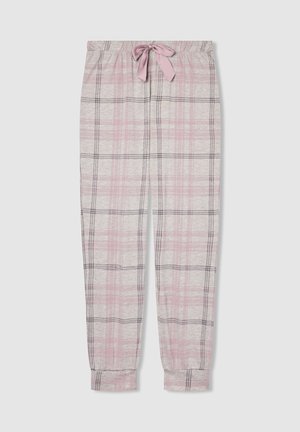 Pantaloni da pigiama a quadri grigi chiari e rosa con elastico in vita e fiocco in satin rosa, con orli a coste, esposti piatti su sfondo bianco.