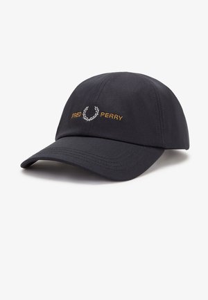 Cappellino da baseball nero con visiera curva, con scritta "Fred Perry" e ricamo di corona d'alloro in oro e bianco sulla parte anteriore.
