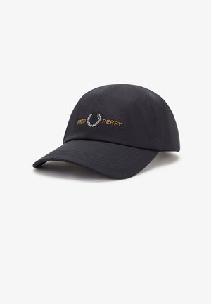 Musta baseball-lippalakki, jossa on kaareva lippa ja etuosassa kultaisin ja valkoisin kirjailuin erottuva "Fred Perry" -teksti sekä seppelekuvio.