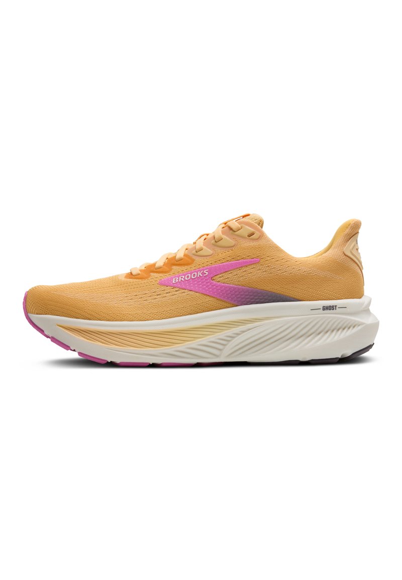 La chaussure de course Brooks en jaune et rose présente un dessus texturé, une semelle rembourrée et un design épuré avec un logo bien en évidence.