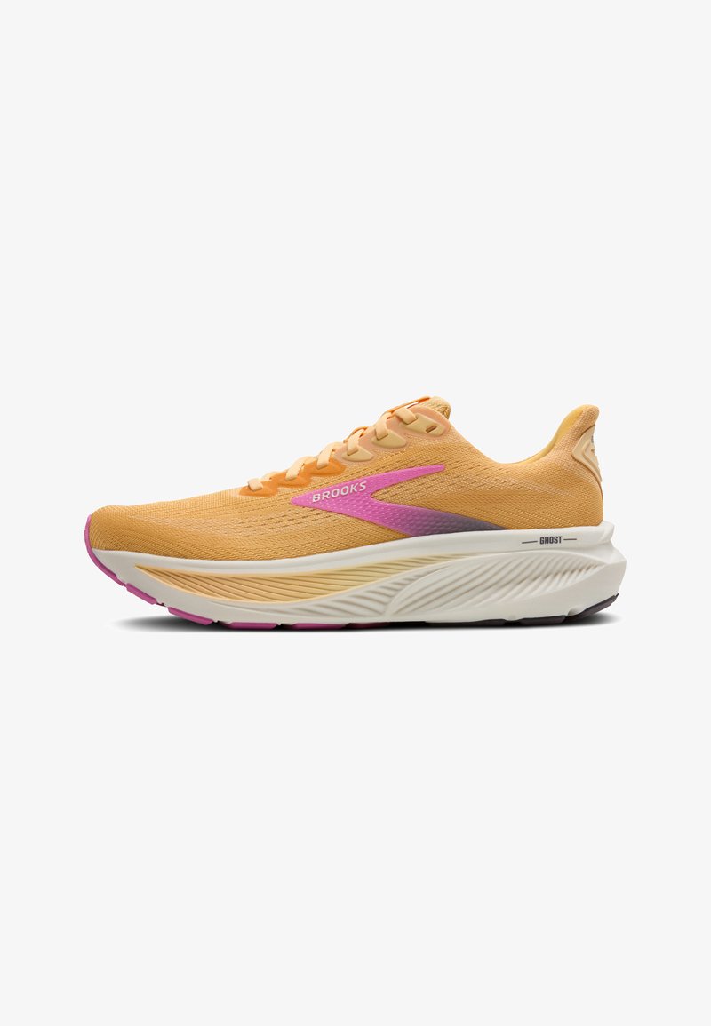 La chaussure de course Brooks en jaune et rose présente un dessus texturé, une semelle rembourrée et un design épuré avec un logo bien en évidence.