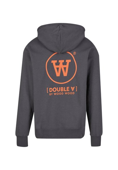 Grå hettegenser med kengurulomme, oransje logo med "W" og teksten "[DOUBLE A]". Har justerbar hette med snøring og ribbede mansjetter.