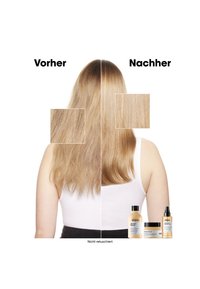 Blondt hår vist før og etter behandling. Venstre: krusete, ujevn tekstur. Høyre: glatt, rett, skinnende. Tre hårpleieprodukter vist nedenfor.