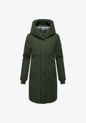 Groene, lange jas met een brede, trechtervormige capuchon. Beschikt over twee voorzakken, knoopmanchetten en een gladde, matte textuur.