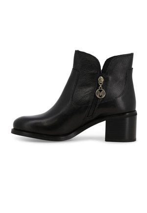 Stivaletto in pelle nera con punta arrotondata, cerniera laterale e tacco spesso. Presenta un piccolo accento metallico con logo vicino alla cerniera.