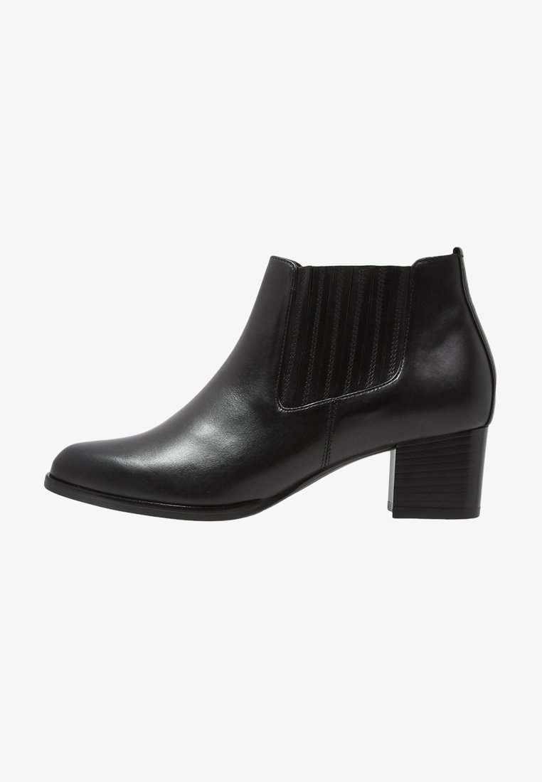 Bottine en cuir noir avec talon bloc et panneau latéral élastique, finition lisse et bout arrondi.