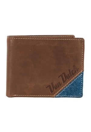 Portafoglio in pelle marrone con angolo in denim blu e "Von Dutch" impresso sul davanti, rettangolare con dettagli di cucitura visibili.