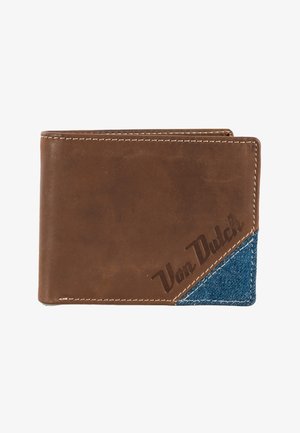 Portefeuille en cuir marron avec un coin en denim bleu et « Von Dutch » embossé sur le devant, rectangulaire avec des détails de couture visibles.