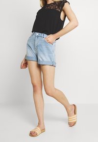 Monki Farkkushortsit - light blue