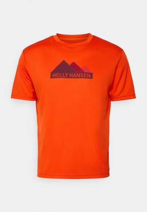 Oranje T-shirt met korte mouwen en ronde hals, met een berglogo en de tekst "HELLY HANSEN" in donkerpaars in het midden.