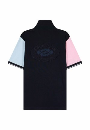 Polo noir à manches courtes avec manche gauche bleu clair, manche droite rose, et logo embossé "Eden Park French Flair" au dos.