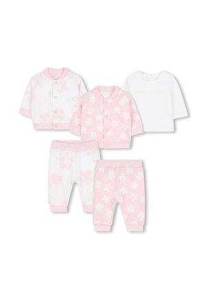 Twee roze-witte babyjasjes met bloemmotief, twee bijpassende broekjes en een wit shirt met lange mouwen met subtiele roze tekst.
