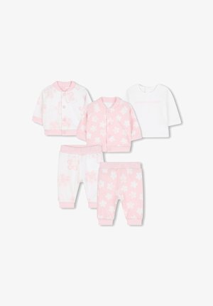 Twee roze-witte babyjasjes met bloemmotief, twee bijpassende broekjes en een wit shirt met lange mouwen met subtiele roze tekst.