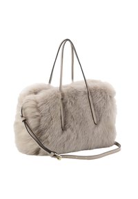 Sac à main en fausse fourrure beige clair avec une texture pelucheuse. Dispose de deux poignées supérieures et d'une bandoulière amovible. Forme rectangulaire structurée.