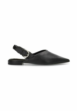 Zapatos slingback de cuero negro con punta afilada, tacón plano y un acento de hebilla circular de plata en la correa ajustable.