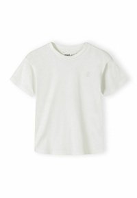 Camiseta blanca de manga corta con cuello redondo y logo bordado sutil en el pecho izquierdo, presentada sobre un fondo blanco liso.