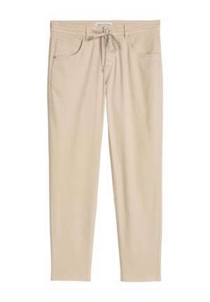 Beżowe spodnie o prostych nogawkach z przednimi kieszeniami, szlufkami na pasek, zapinane na guzik i sznurek, z widoczną metką marki na pasku talii.
