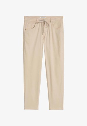 Beige rechte broek met steekzakken aan de voorkant, riemlussen, knoop- en trekkoordsluiting, en een zichtbaar merkembleem op de tailleband.