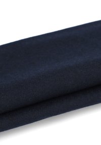 Granatowy materiał złożony, o miękkiej, teksturowanej powierzchni. Materiał wydaje się ciężki i trwały, odpowiedni do różnych zastosowań tekstylnych.