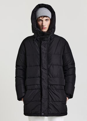 Schwarze Pufferjacke mit Kapuze, mit einem gesteppten Design, Frontreißverschluss und Kordelzugdetails. Die Textur ist glatt und leicht reflektierend.