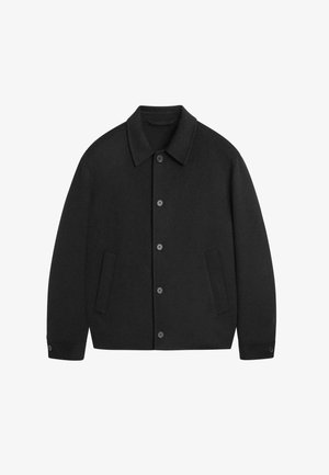 Czarna kurtka z mieszanki wełny z kołnierzem, z przodu zapinana na guziki, z dwoma bocznymi kieszeniami i mankietami na guziki. Gładka tekstura i klasyczny krój.