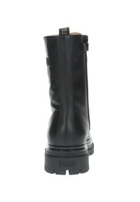 Stivale nero in pelle alla caviglia con suola spessa, cerniera laterale e logo del marchio impresso sul retro. Texture liscia e design minimalista.