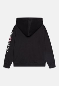 Zwarte hoodie gemaakt van zacht materiaal, met een kangoeroezak en een capuchon. Witte tekstontwerp op de linkermouw voegt detail toe.