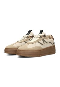 Baskets beige avec une finition texturée, dotées de panneaux en maille, d'un accent patterned, et d'une semelle en caoutchouc brun. Les lacets dans une teinte neutre complètent le design.