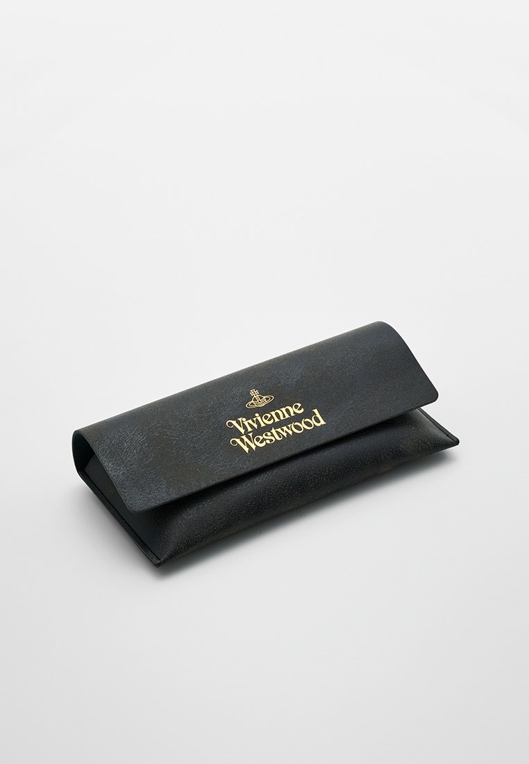 Schwarzes Lederetui für Brillen mit goldfarbenem Vivienne Westwood-Logo in der Mitte des Deckels, auf einer weißen Fläche platziert.