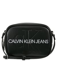 Czarna torebka crossbody z ekoskóry z wytłoczonym logo "CALVIN KLEIN JEANS". Prostokątny kształt, regulowany pasek, gładka tekstura.