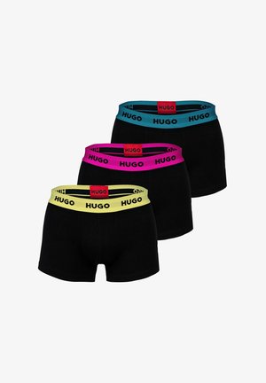 Drei schwarze Boxershorts mit elastischen Bund in Gelb, Pink und Blau, jeweils mit "HUGO" in schwarzen Buchstaben gebrandmarkt.