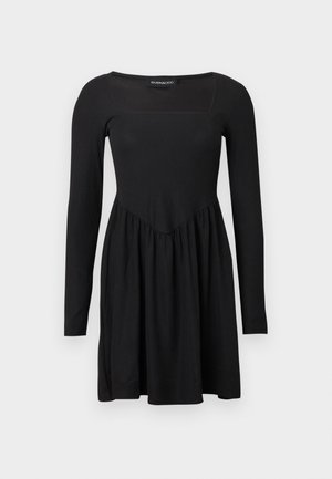 Czarna sukienka z długim rękawem, kwadratowym dekoltem, dopasowanym górnym krojem i rozkloszowanym dołem, charakteryzująca się gładką fakturą i minimalistycznym designem.