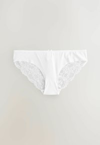 Witte tang met kantafwerking, met een glad voorpaneel en geschulpte kantaccenten aan de zijkanten, gemaakt van zacht katoen.