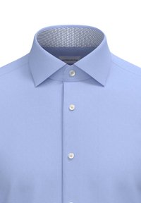 Camicia azzurra con tessuto testurizzato, collo classico e patta con cinque bottoni. Il colletto interno presenta un motivo esagonale.