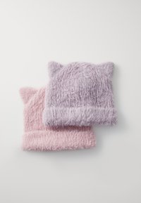Twee zachte gebreide beanie-mutsen met kattenoren; één in lichtroze en de ander in lichtpaars, met een fluffy textuur en opgerolde manchetten.