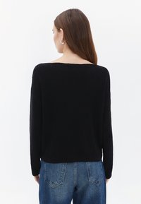 OXXO MIT GERIPPTER OPTIK - Strickpullover - black