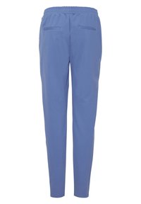 Pantalons bleu clair à taille élastique avec une texture lisse, dotés de deux poches arrière et de jambes fuselées. Design simple sans embellissements visibles.