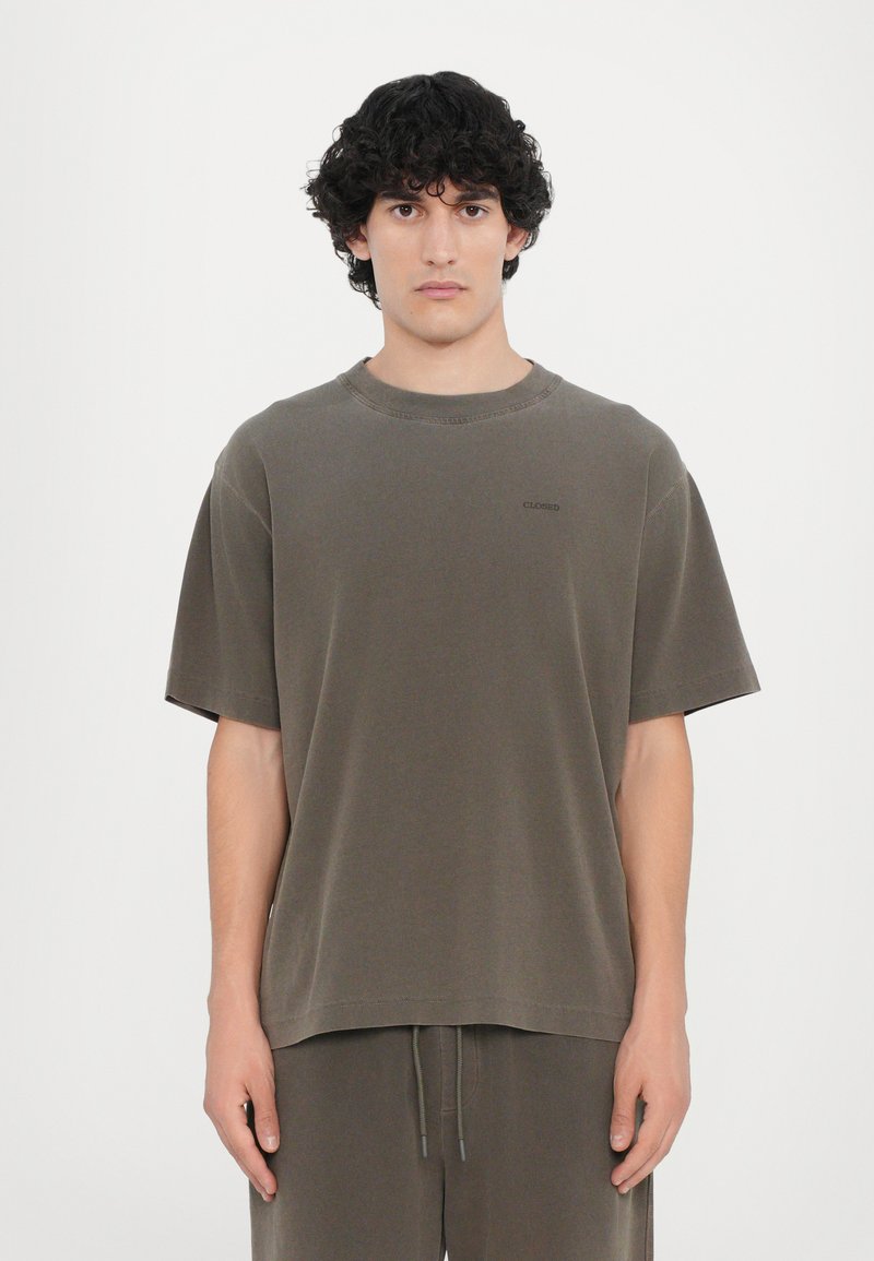 Olivenfarvet oversized t-shirt lavet af blød bomuld, med rund halsudskæring og korte ærmer. Diskret branding på brystet.