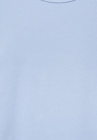 Světle modrá žebrovaná tkanina s jemnou texturou. Materiál vypadá elasticky, má kulatý výstřih a žádné další detaily.