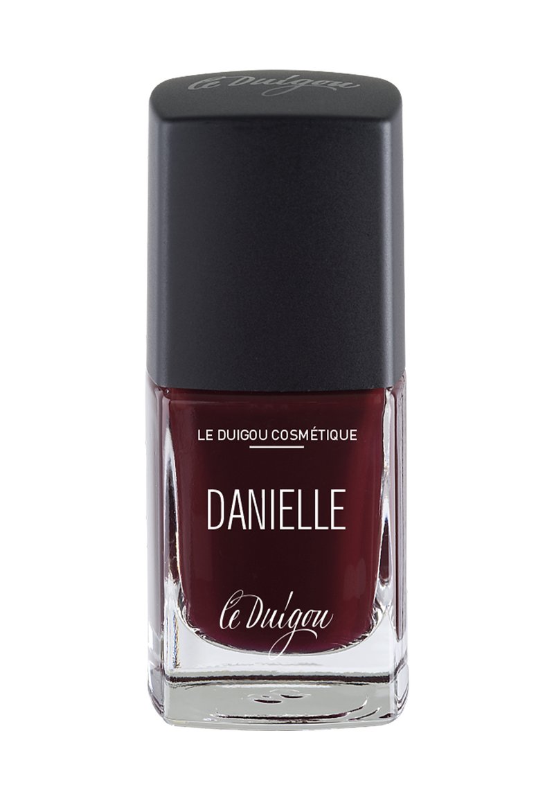Burgunder Nagellack in einer klaren Glasflasche. Schwarzer quadratischer Deckel mit eingravierter Schrift. Das Etikett zeigt "DANIELLE" und "le Duigou".