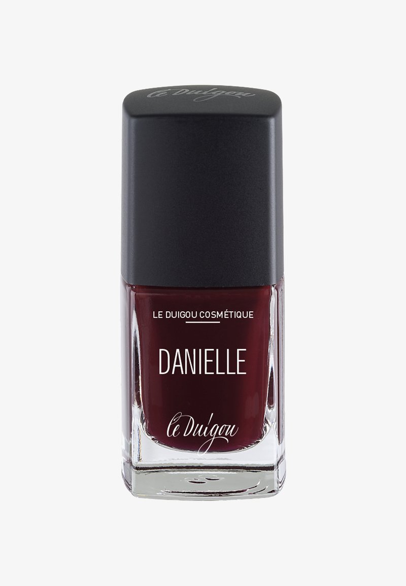Burgunder Nagellack in einer klaren Glasflasche. Schwarzer quadratischer Deckel mit eingravierter Schrift. Das Etikett zeigt "DANIELLE" und "le Duigou".