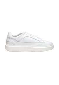 Witte leren sneaker met een gladde textuur, ronde neuzen, een laag model met veters en een geveerde witte rubberen zool.